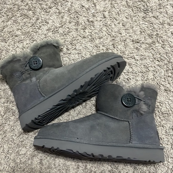 Ugg boot. Never worn. Out of box. - Picture 4 of 4